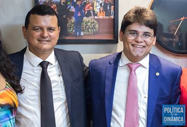 Ex-prefeito de Miguel Alves - Oliveira Júnior e o seu filho deputado Oliveira Neto. 