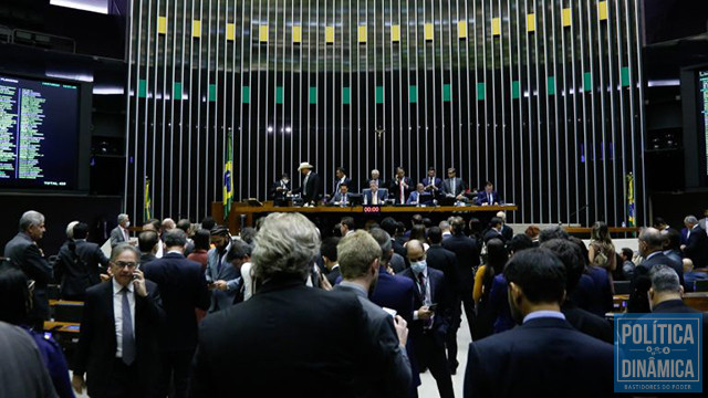 Presidente da Câmara chegou a retirar a Proposta de pauta e recolocar após conseguir votação virtual de deputados ausentes da sessão (foto: Câmara)