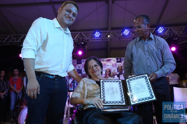 Maria da Penha recebeu título de cidadania teresinense (Foto: Renato Bezerra)