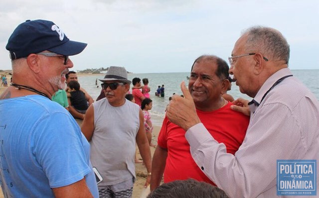 Deputado conversa com moradores na praia (Foto: Reprodução/PerfilOficial/Facebook)