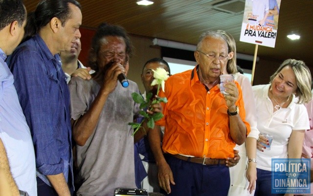 No palco, homem fez pedido Dr. Pessoa (Foto: Gustavo Almeida/PoliticaDinamica.com)