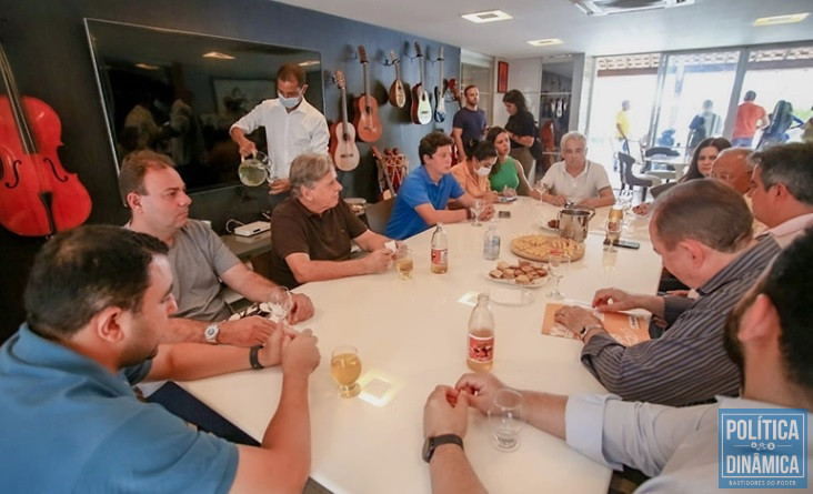 Doutor Pessoa almoça com grupo com Ciro (foto: Roberta Alinne)