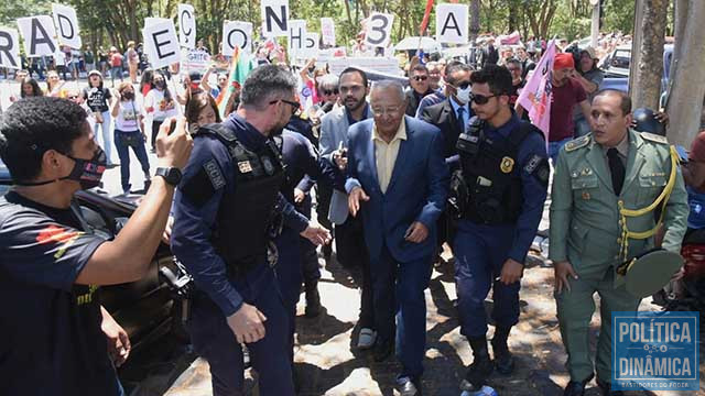 Após protestos, Doutor Pessoa teve que sair do desfile de 7 de Setembro cercado por seguranças e pela Guarda Municipal (foto: Jailson Soares/ PD)