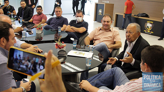 Dois dias antes do arquivamento dos processos de impeachment, prefeito esteve na Câmara tomando café com os vereadores (foto: Jailson Soares/ PD)