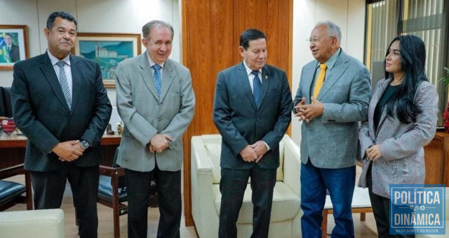 Sem que o presidente quisesse recebê-lo, restou ao prefeito a foto com o vice: Doutor Pessoa e sua comitiva em visita política ao vice-presidente e general Hamilton Mourão para tratar de assuntos eleitorais do partido em que ambos são filiados, o Republicanos (foto: redes sociais). 