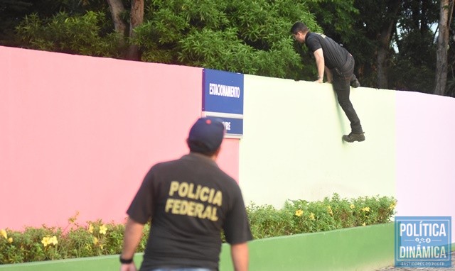 Momento em que delegado da PF pula muro (Foto: Jailson Soares/PoliticaDinamica.com)