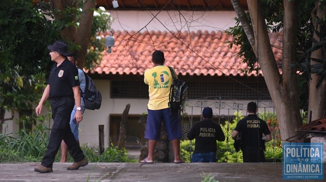 Policiais cumpriram mandados de busca (Foto: Jailson Soares/PoliticaDinamica.com)