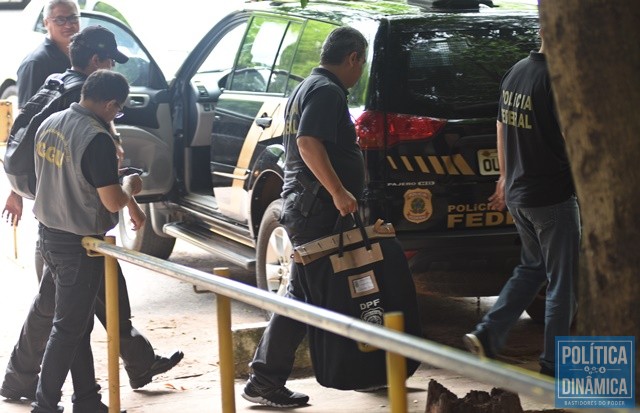 Agentes da PF levam malotes da Seduc (Foto: Jailson Soares/PoliticaDinamica.com)
