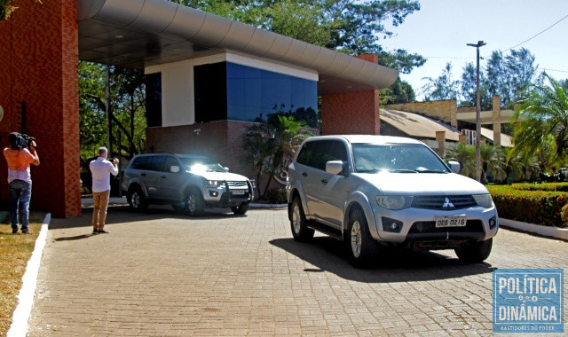 Carros da PF deixando o condomínio (Foto: Jailson Soares/PoliticaDinamica.com)