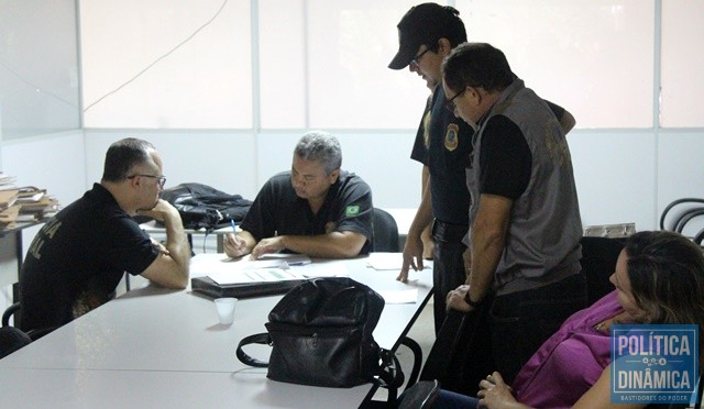 Agentes passaram cerca de 2 horas na Seduc (Foto: Jailson Soares/PoliticaDinamica.com)