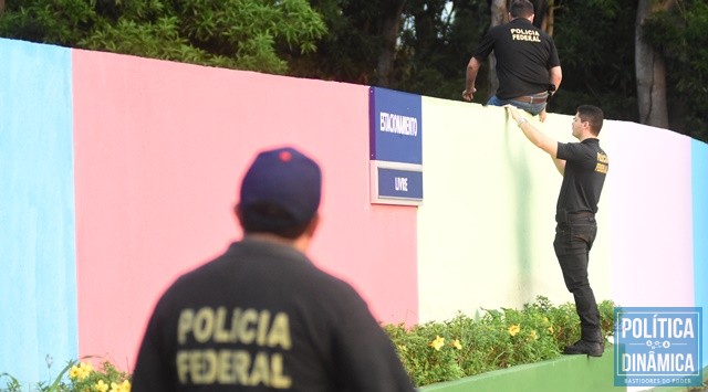 Policiais pularam muro na lateral da casa (Foto: Jailson Soares/PoliticaDinamica.com)