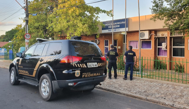 Agentes cumpriram mandados na sede da FMS (Foto: Divulgação/Polícia Federal)