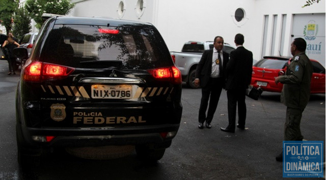 Carro da Polícia Federal dentro do Karnak (Foto: Jailson Soares/PoliticaDinamica.com)