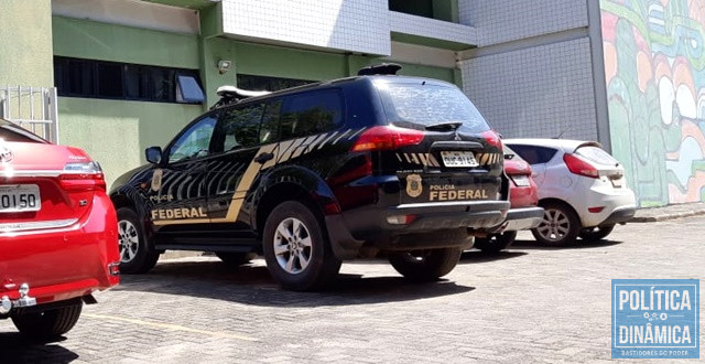 Carro da PF ficou estacionado ao lado da ATI (Foto: Gustavo Almeida/PoliticaDinamica)