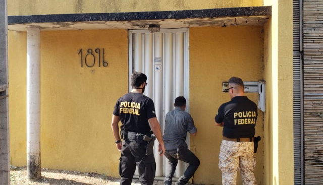 Agentes da PF durante cumprimento de mandado na operação (Foto: Divulgação/PF)