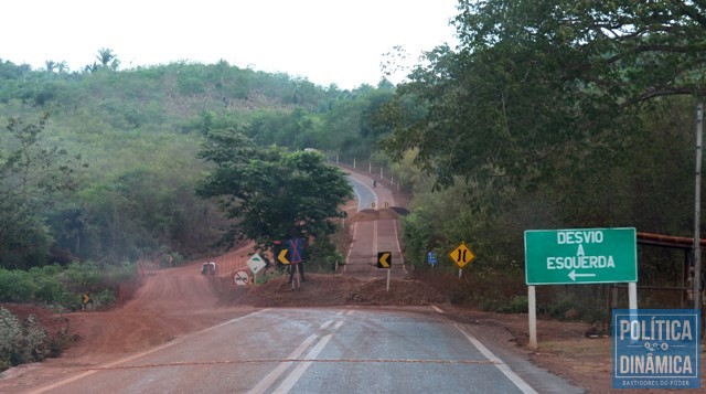 Local segue interditado e desvio foi feito (Foto:Gustavo Almeida/PoliticaDinamica.com)
