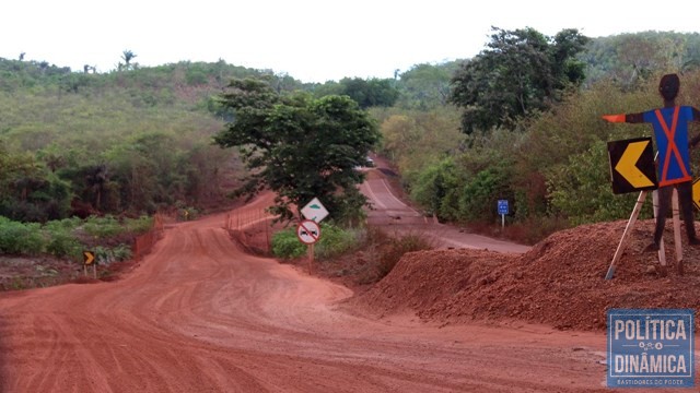 Após desvio feito, governo esqueceu a obra (Foto:Gustavo Almeida/PoliticaDinamica.com)