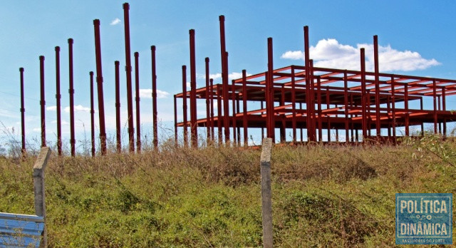 Estrutura está abandonada e mato tomou conta (Foto: Jailson Soares/PoliticaDinamica.com)