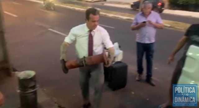 Henrique ajudando a colocar peças na carroceria do carro (Foto: Reprodução/Instagram)