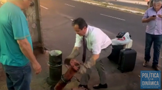 Deputado fez questão de ajudar a botar material no carro (Foto: Reprodução/Instagram)