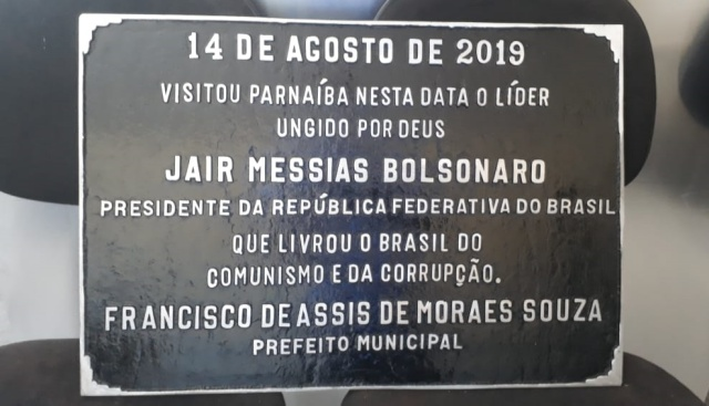 Placa diz que Bolsonaro acabou com a corrupção (Foto: Divulgação/Ascom/Pref.Parnaíba)