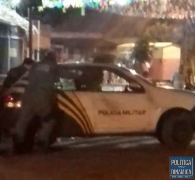 Carro sendo empurrado pelos policiais em São Raimundo (Foto: Reprodução/Print Vídeo)