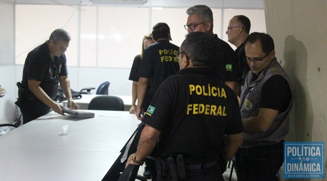 Policiais buscaram documentos na Seduc (Foto: Jailson Soares/PoliticaDinamica.com)