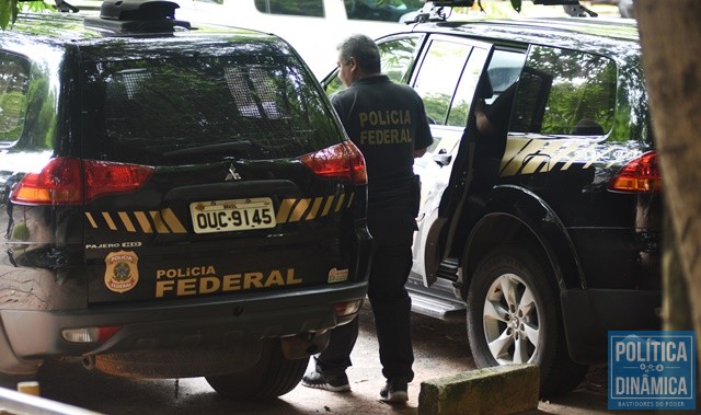 Agentes cumpriram mandados na Seduc (Foto: Jailson Soares/PoliticaDinamica.com)