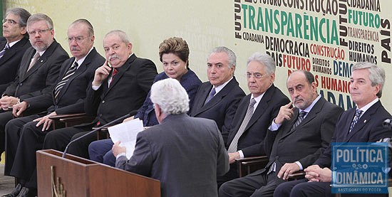 Na foto, velhos conhecidos: José Sarney, Lula, Dilma Rousseff, Michel Temer, Fernando Henrique Cardoso e Fernando Collor de Melo (Foto: Lula Marques)