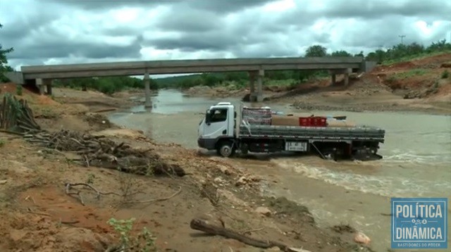 Obra parou sem que cabeceiras da ponte fossem feitas (Foto: Reprodução/TV Globo)