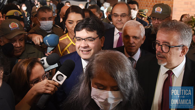 Rafael foi cercado por parlamentares e repórteres durante cerimônia de posse (foto: Jailson Soares/ PD)