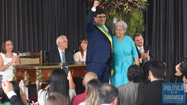Rafael Fonteles recebe faixa de governador pelas mãos de Regina Sousa (foto: Jailson Soares/ PD)