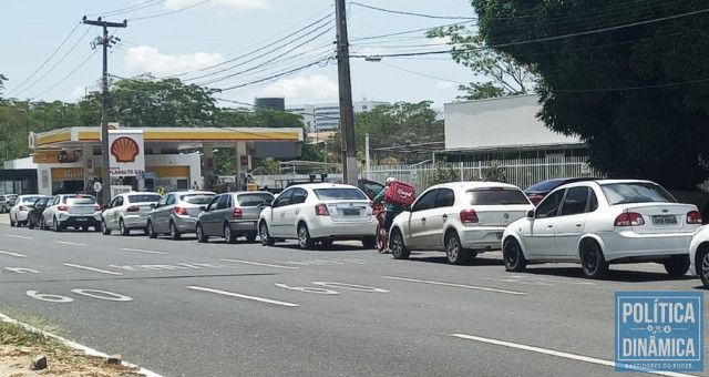 Consumidores fizeram fila para abastecer em postos durante protesto em Teresina. 