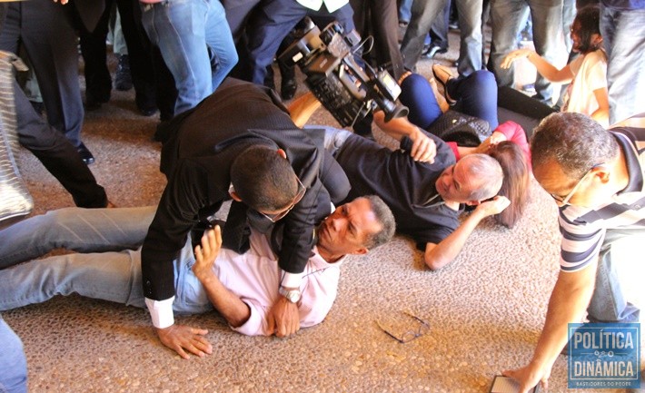 Profissionais de imprensa foram empurrados (Foto: Jailson Soares/PoliticaDinamica.com)