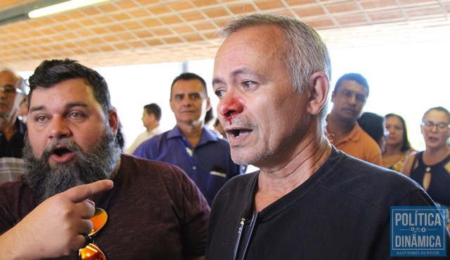 Professor diz ter sido agredido por seguranças (Foto: Jailson soares/PoliticaDinamica.com)