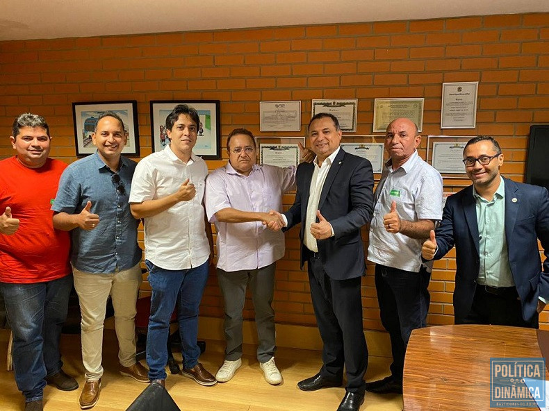 Baltazar Campos e Evaldo Campos apertam as mãos após encontro em que foi encaminhada a filiação do prefeito ao Solidariedade (foto: Reprodução| Instagram)