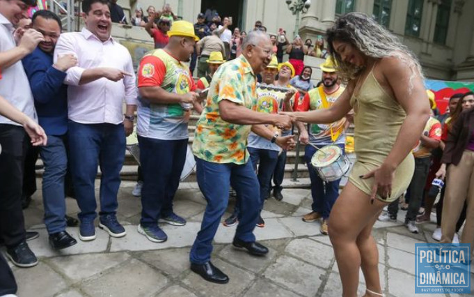 Prefeito tem vídeos viralizados na internet com frequência por conta das performances em cerimônias municipais e eventos extraoficiais (foto: ascom) e