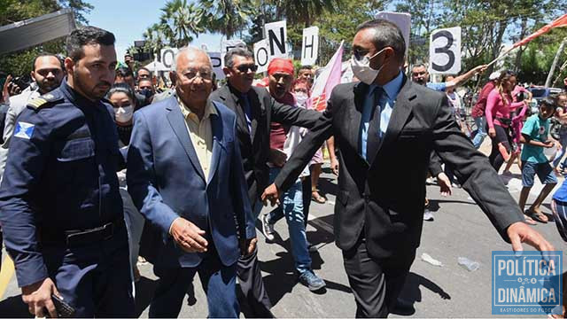 Professores membros do Sindicato dos Servidores Municipais não têm dado descanso e sempre fazem protestos por onde o Prefeito faz agenda pública (foto: Jailson Soares/ PD)