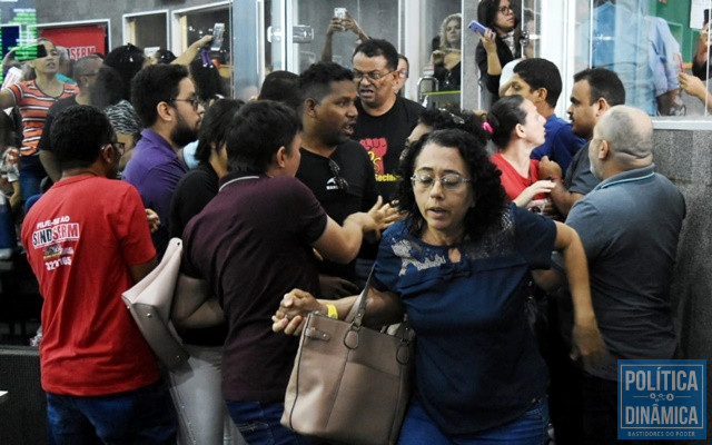 Professore em greve invadiram plenário (Foto: Jailson Soares/PoliticaDinamica.com)