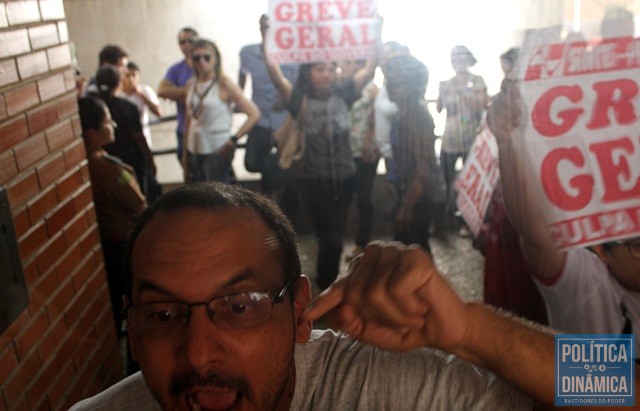 Ânimos ficaram exaltados na porta do plenário (Foto: Jailson Soares/PoliticaDinamica)