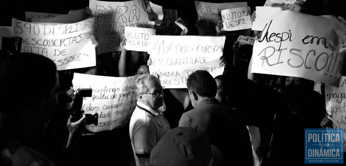 Por livre e espontânea vontade, estudantes peitaram até o deputado federal Assis Carvalho (foto: reproduçã                            </div>

                            <div class=