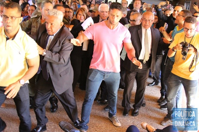 Presidente da Alepi é cercado por professores (Foto: Jailson soares/PoliticaDinamica.com)