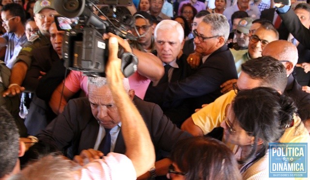 Presidente da Assembleia é cercado (Foto: Jailson Soares/PoliticaDinamica.com)