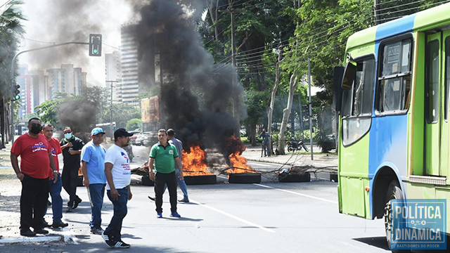 Sindicato interditou avenida e soltou vários foguetes na porta da Câmara de Teresina (foto: Jailson Soares/ PD)