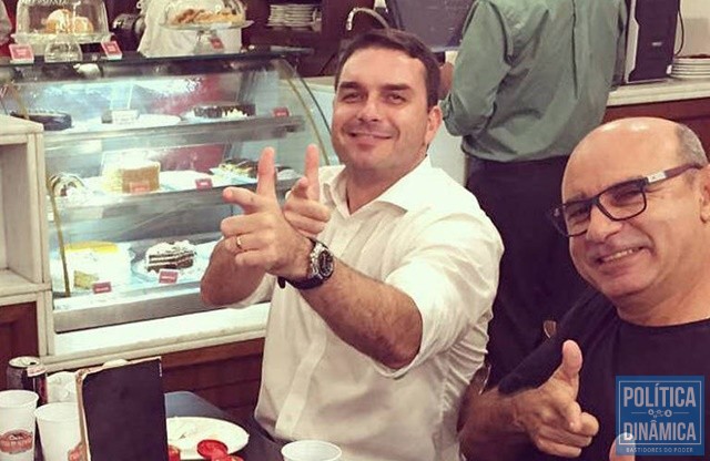 Suspeitas envolvem transações de Fabrício Queiroz (Foto: Instagram/FlávioBolsonaro)