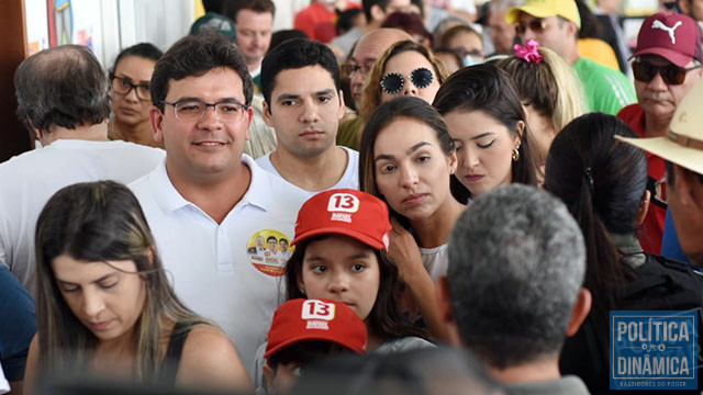 Rafael Fonteles enfrentou fila com sessão eleitora lotada na zona Leste de Teresina (foto: Jailson Soares / PD)