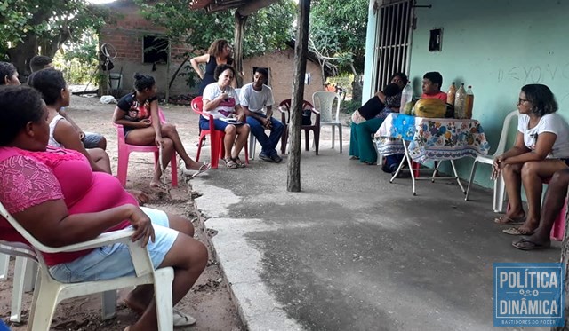 Regina conversa com moradores na zona rural de Teresina (Foto: Divulgação/Assessoria)