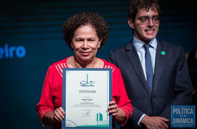 Regina exibe prêmio durante evento em Brasília (Foto: Divulgação/Assessoria)