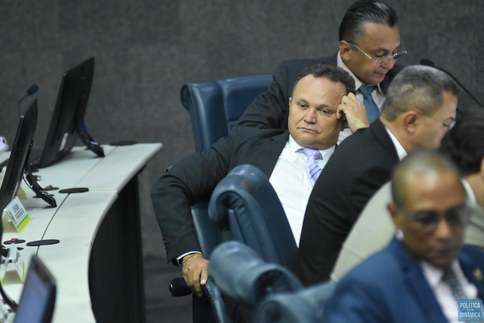 O vereador Capitão Roberval Queiroz, pensativo, durante sessão na Câmara de Teresina (foto: Jailson Soares | PD)