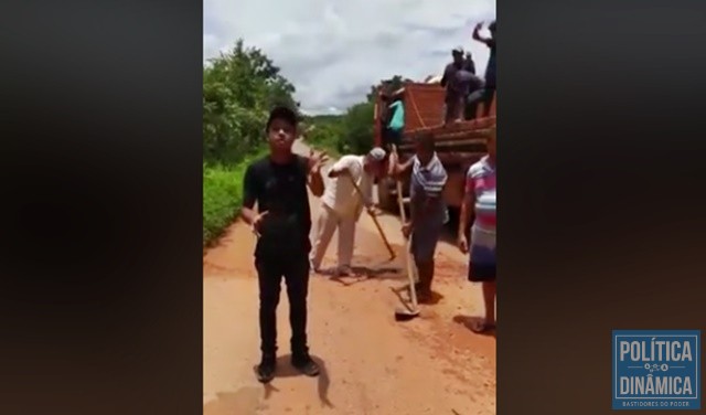 Moradores consertam PI entre Riacho Frio e Corrente (Foto: Reprodução/Redes Sociais)